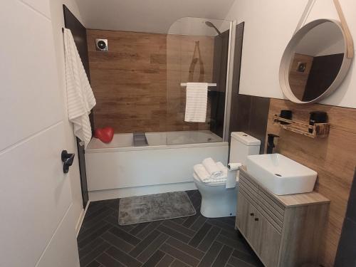ein Badezimmer mit einer Badewanne, einem WC und einem Waschbecken in der Unterkunft The Luxe Flat No 4, Mansfield, in Mansfield