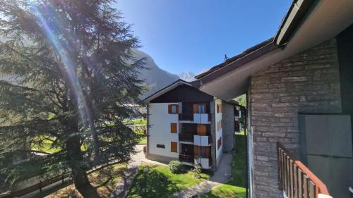 una vista exterior de un edificio con un árbol en Desiree 2 vda morgex cir 12, en Morgex