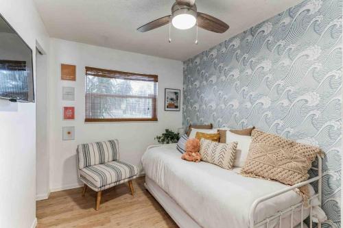 1 dormitorio con 1 cama y 1 silla en Retreat on the Island en Merritt Island