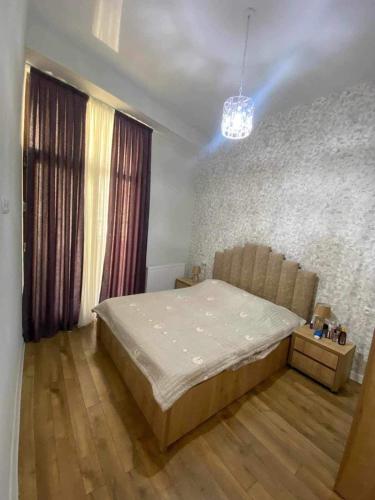 - une chambre avec un lit et une grande fenêtre dans l'établissement My sweet home in Rustavi city 1, à Roustavi