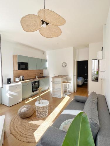 un salon avec un canapé et une table dans l'établissement LE CARREAU DE FALGUIERE - Hypercentre - Gare, à Toulouse