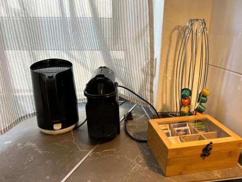 uma mesa com comodidades para preparar café e uma caixa em Gemütliche 2-Zimmer Wohnung - Zentral - Netflix em Wuppertal
