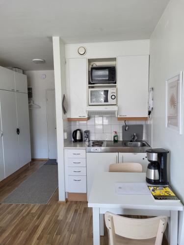 Dapur atau dapur kecil di Studio central - easy check-in, free wifi & parking