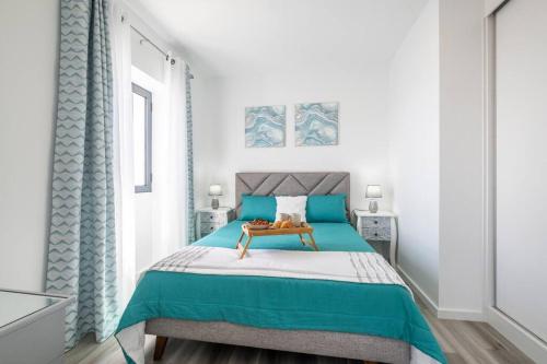 1 dormitorio con 1 cama de color azul y blanco en Villa Otto by GALMI, en Campanário