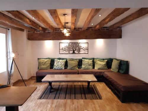 un salon avec un canapé et une table dans l'établissement Boutique Hôtel vallée du Cher, à Billy