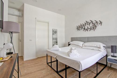 1 dormitorio blanco con 1 cama grande con almohadas blancas en Prati Sweet Home, en Roma