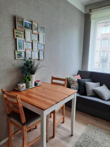 een woonkamer met een tafel en stoelen en een bank bij Aalto 17 in Haapsalu