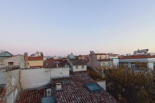 une vue aérienne sur une ville avec des toits dans l'établissement BudgetBnb 34, Toulon sympathique studio a 2 pas de l'opéra, à Toulon