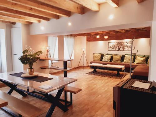 un salon avec un canapé et une table dans l'établissement Boutique Hôtel vallée du Cher, à Billy