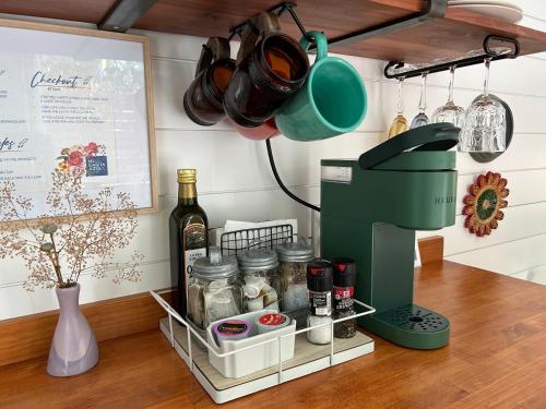 Dapur atau dapur kecil di Entirely Private Tiny Home - 1 Mile to UF