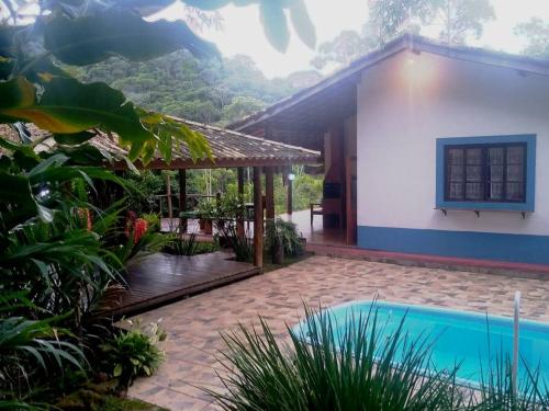 uma casa com uma piscina em frente em Vila Linda Flor em São José dos Campos
