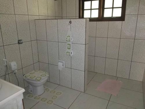 a bathroom with a toilet and a shower at Vila Linda Flor in São José dos Campos