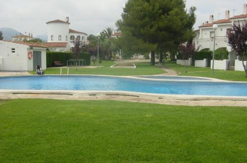 a swimming pool in the yard of a house at Casa Miami Platja in Miami Platja