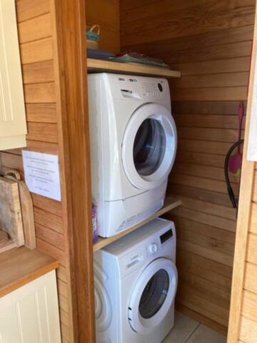 a washer and a washing machine in a kitchen at Superbe et chaleureux gîte familial in Beauraing