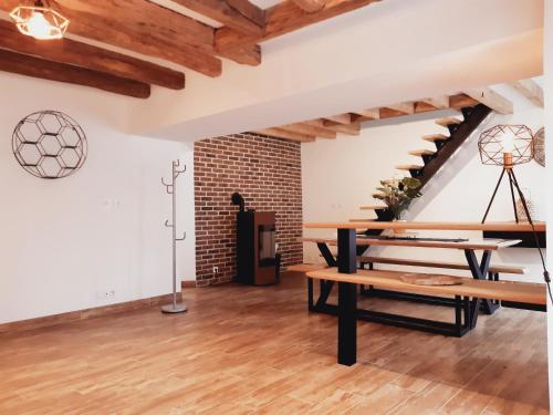 Cette chambre dispose de tables en bois et d'un mur en briques. dans l'établissement Boutique Hôtel vallée du Cher, à Billy