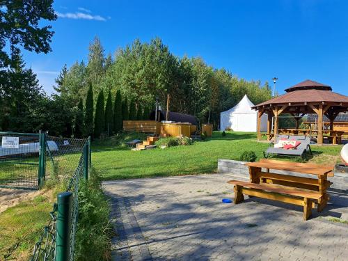Taman di luar Domki Borowiackie nad brzegiem jeziora