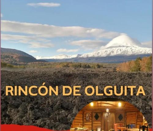 un cartello che legge il rincón de ocelot con montagne sullo sfondo di El Rincon de la Olguita a Curacautín