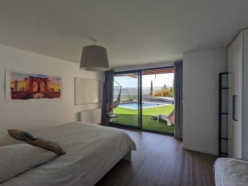 1 dormitorio con cama y vistas al patio en Bel appartement 75m2 en Mirefleurs