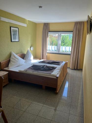 Postel nebo postele na pokoji v ubytování Hotel Eifeltor