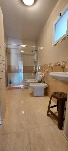 a bathroom with two sinks and a toilet and a window at Apartamento Angel Salamanca 38 in Santa Pola