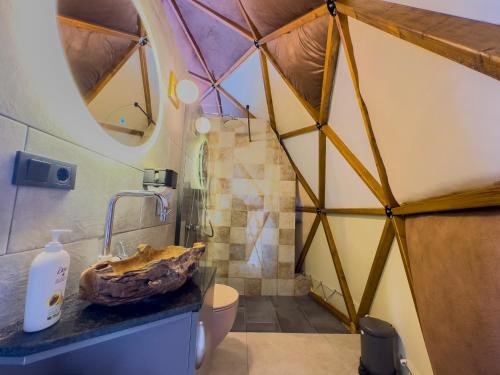 薩潘賈的住宿－Sapanca Dome Glamping，浴室设有水槽,柜台上设有香蕉