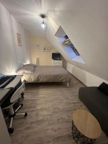 Ένα ή περισσότερα κρεβάτια σε δωμάτιο στο Chambre chez thomas
