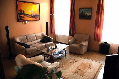 uma sala de estar com sofás e uma mesa de centro em Sunny Apartman em Szeged