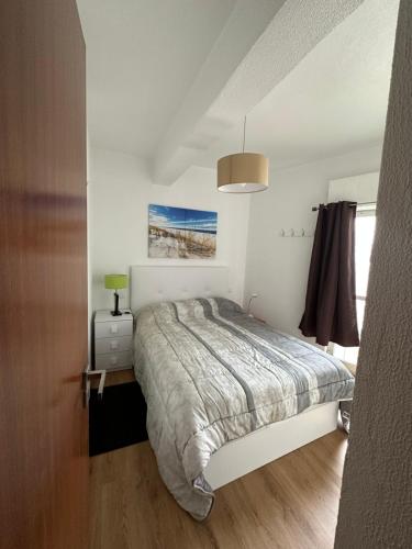 Un pat sau paturi într-o cameră la Sun Beach Apartment