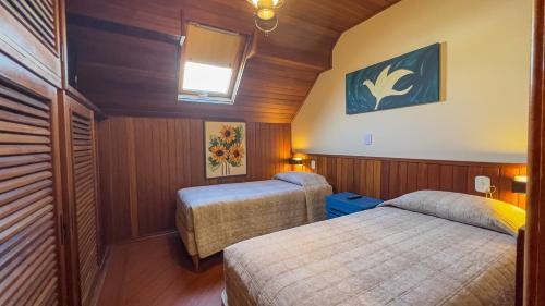 a small room with two beds in a boat at Hotel Palazzo Reale in Campos do Jordão