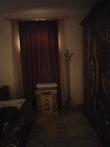 Elfahd في القاهرة: غرفة بسرير وعمود في الزاوية