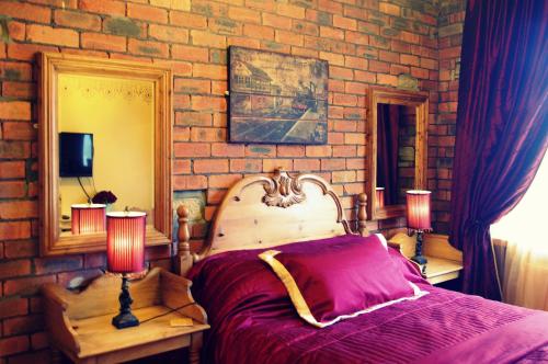 Säng eller sängar i ett rum på Crown House Suites