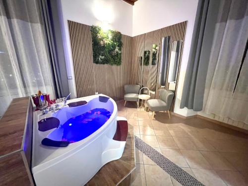 Habitación con baño con bañera azul. en Sealovers house Sea view Deluxe, en Civitavecchia