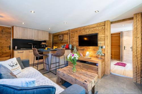 un salon avec un canapé et une table dans l'établissement Appartement chaleureux, massif des Aravis, à Entremont