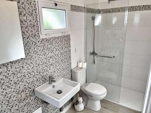 Koupelna v ubytování Modern Minimalist Studio with Essential Comfort