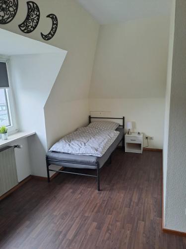 Zur Nachteule في Blümchen: غرفة نوم صغيرة مع سرير في العلية