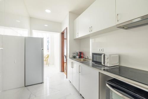 Downtown 2 minutes by walk to center and metro-direct to airpot T4