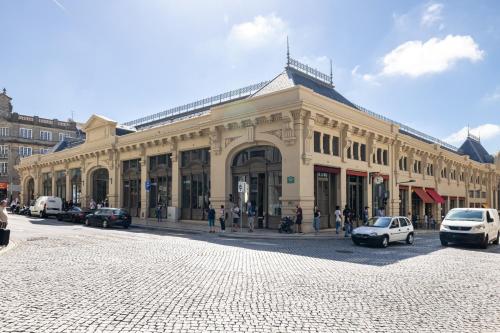 Downtown 2 minutes by walk to center and metro-direct to airpot T4
