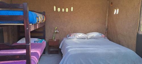 1 dormitorio con 2 literas y escalera en CAMPING GANIMEDES en Paiguano