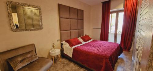 ローマにあるFornaci Guest Houseのベッドルーム1室(ベッド1台、椅子、鏡付)