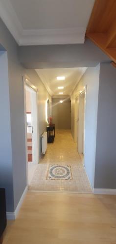 un pasillo vacío con una habitación con alfombra en Hotel House en Arnavutköy