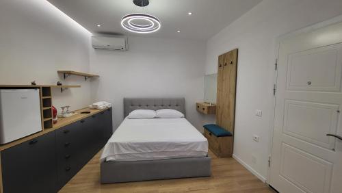 Il comprend une petite chambre avec un lit et une cuisine. dans l'établissement Karanxha's room, à Tirana