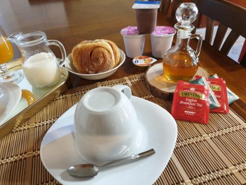 a table with a teapot and a cup of milk and bread at Il tempio di Medusa in Zepponami