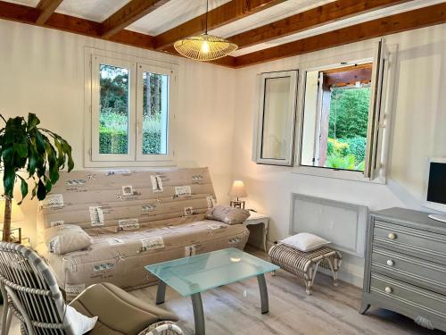 Villa Bleu soleil في بورنيك: غرفة معيشة مع أريكة وطاولة