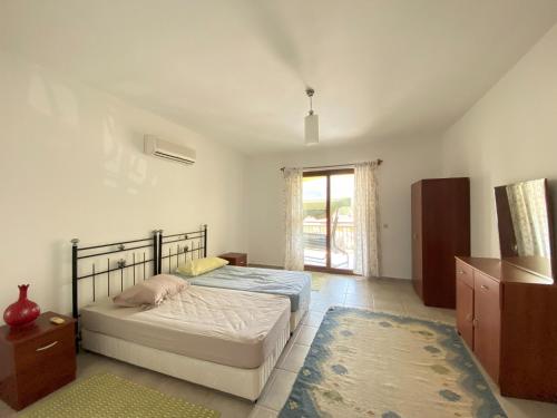 1 dormitorio con cama, ventana y cama sidx sidx sidx sidx en Mavi Ev en Marmaris