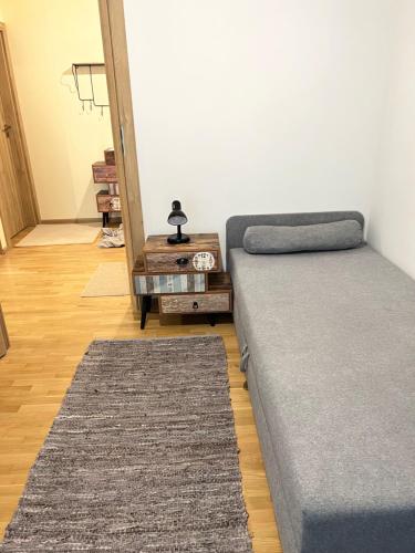 - une chambre avec 2 lits jumeaux et un tapis dans l'établissement Apartament z Tarasem 40 m2, à Białystok