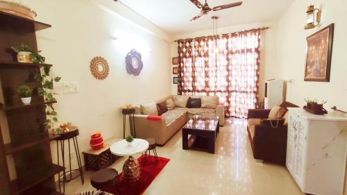 sala de estar con sofá y mesa en Exclusive Floor on Manali Expressway for Family, en Mohali