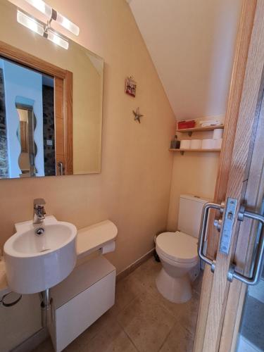 un bagno con lavandino e WC di Casa taller de Benito a Corcubión
