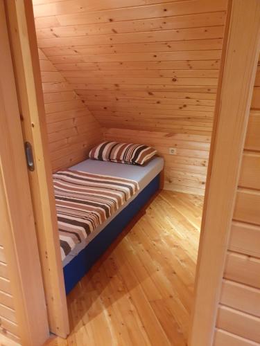 un piccolo letto in una sauna in legno di Family house MIRAJ a Krška Vas