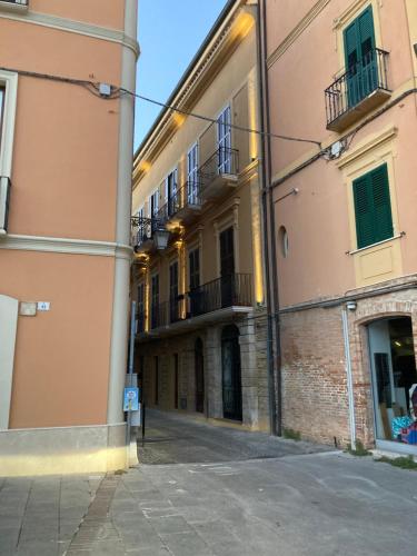 テーラモにあるJames houseのバルコニー付きの2棟の間の路地