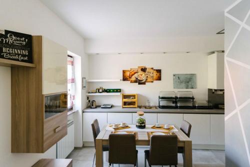 a kitchen and dining room with a table and chairs at B&B Spina Verde in Como